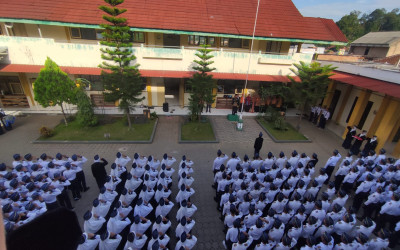 Upacara Bendera Setiap Hari Senin di MTSN 3 Pacitan