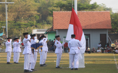 Upacara Penurunan Bendera HUT ke-80 RI Berlangsung Khidmat di Lapangan Punung