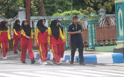 Jalan Sehat Memeriahkan HUT MTsN 3 Pacitan HUT MTs Negeri 3 Pacitan ke-57 sekaligus Penutupan Classmeeting Semester Ganjil 2025